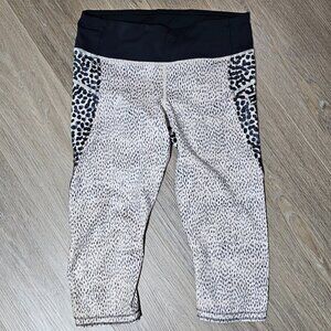 LULULEMON RUN Top Speed Crop Beige Leopard Yoga Crop Leggings Size 8 - Like New